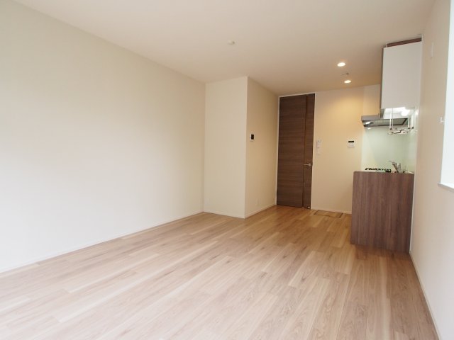 居室・リビング　白を基調にした開放的な室内空間