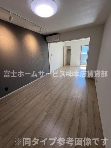 居室・リビング　同社建築の同等タイプの参考写真ですので色味など相違がございま