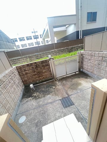 バルコニー　暖かな日差しのふりそそぐバルコニー
