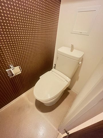 トイレ　落ち着いた色調のトイレです