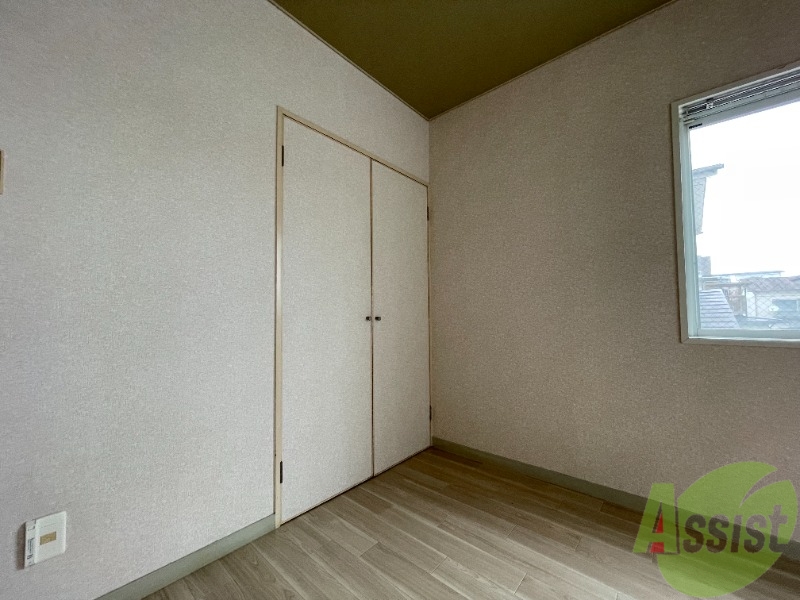 収納　隣の建物との間にはしっかり広さがありますよ。