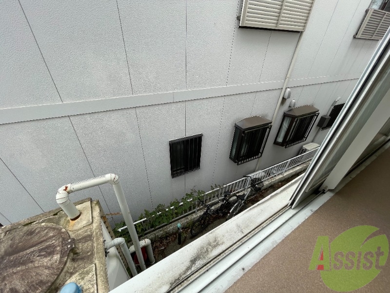 バルコニー　隣の建物との間にはしっかり広さがありますよ。