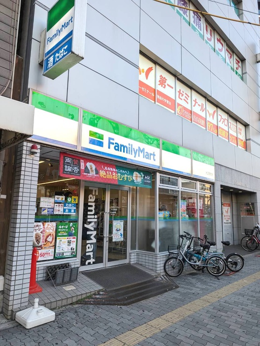 コンビニ　ファミリーマート（コンビニ）まで200m