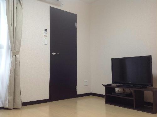 収納　32インチテレビつき居室・おしゃれな白いフローリング