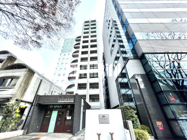 建物外観　１４階建てのマンション。