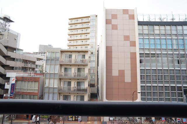 眺望　バルコニーからの景色です！圧迫感がないので暮らしやすい♪