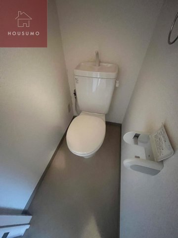 トイレ　落ち着いた色調のトイレです