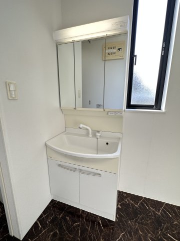 洗面設備　※同物件、別のお部屋の写真です。設備は現況に従います。