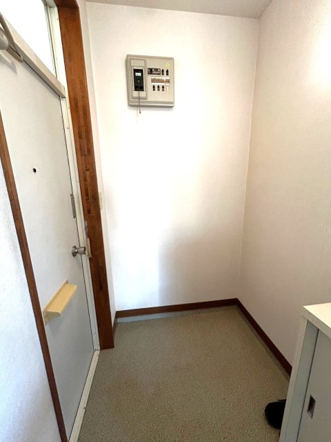 玄関　※写真は他号室です