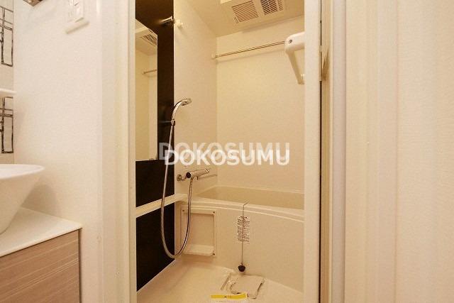 バス・シャワールーム　一日の疲れをやさしく癒やす、清潔感あふれるリラックスバス。