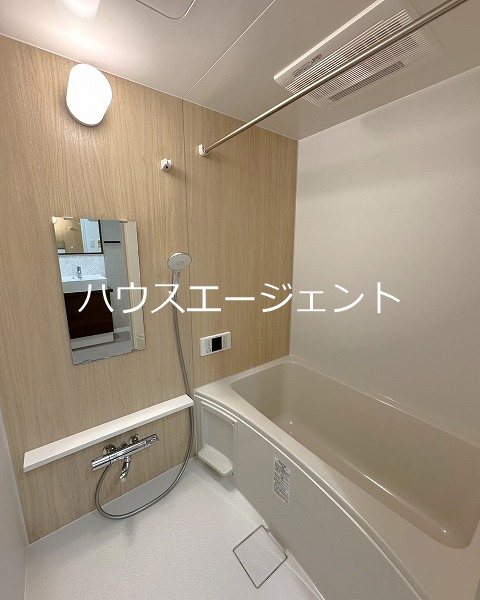 バス・シャワールーム　浴室乾燥機がついた、綺麗で広いお風呂。※別部屋参考写真