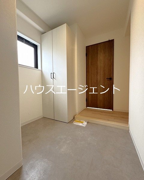 玄関　広めの玄関にはシューズボックスもございます。※別部屋参考写真