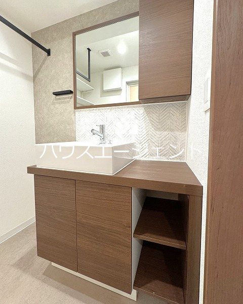 洗面設備　広めの独立洗面台も嬉しいポイント。※別部屋参考写真