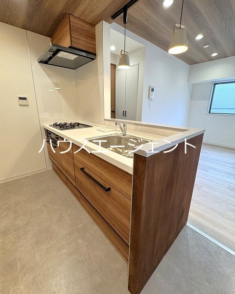 キッチン　3口コンロのカウンターキッチンです。※別部屋参考写真