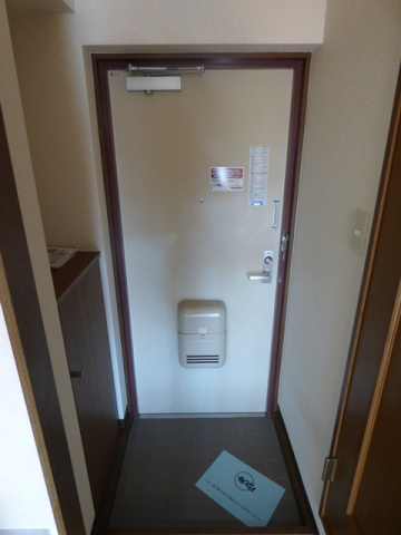 玄関　※写真は他号室です