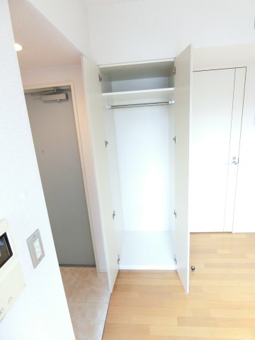 玄関　※同タイプ参考写真です（カラータイプが異なる場合がございます