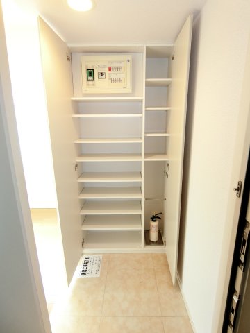 玄関　※同タイプ参考写真です（カラータイプが異なる場合がございます