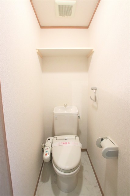 トイレ　便利な棚付き・快適な洗浄暖房便座つき