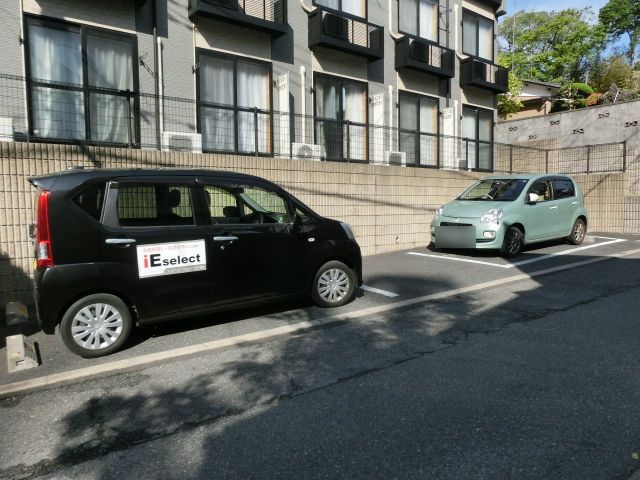 駐車場　敷地内駐車場。空き状況、ご確認下さいませ。