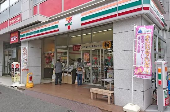 コンビニ　セブンイレブン新宿左門町店（コンビニ）まで140m