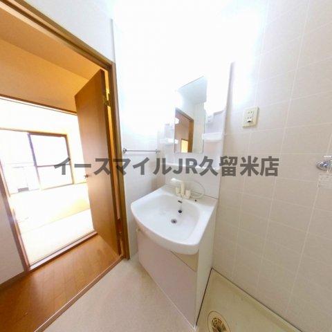 洗面設備　独立洗面化粧台が付いています