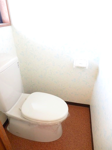 トイレ　201号室の写真を使用しています。