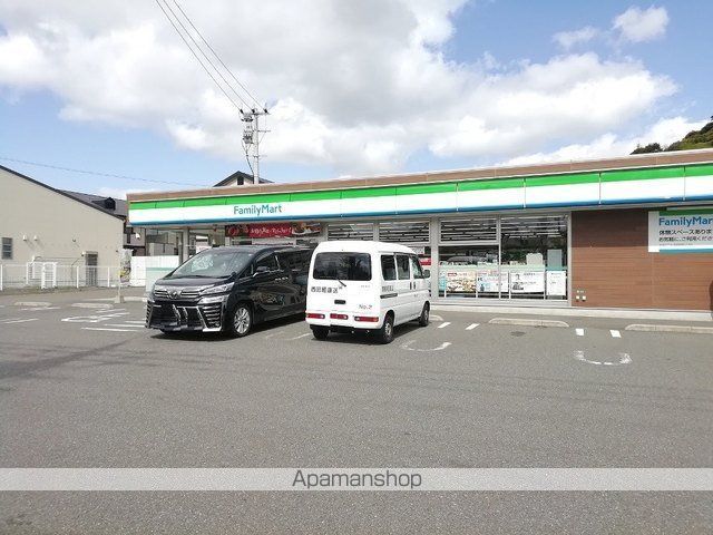 コンビニ　ファミリーマート（コンビニ）まで300m