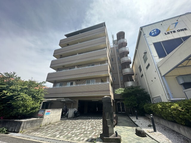建物外観　オートロック、エレベーター付き