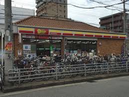 コンビニ　ニューヤマザキデイリーストア 南海沢ノ町駅前店（コンビニ）まで145m