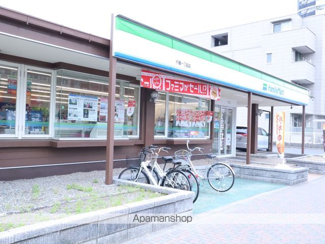 コンビニ　ファミリーマート（コンビニ）まで121m