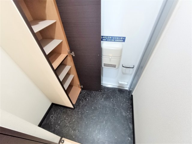 玄関　玄関には下駄箱スペースがあります。