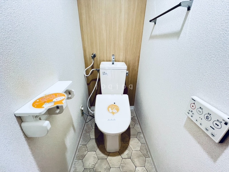 トイレ　嬉しい温水洗浄便座付きのトイレです。