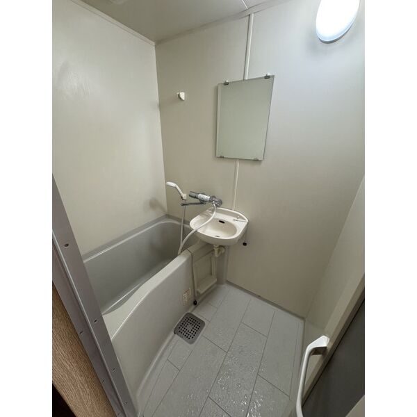 バス・シャワールーム　※写真は同じマンションの違う部屋のものになります。