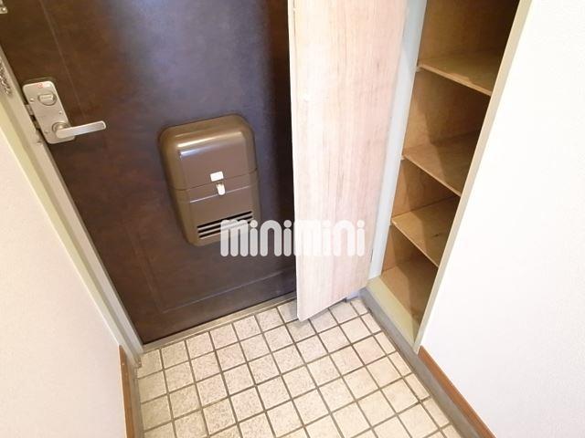 玄関　下駄箱つきです