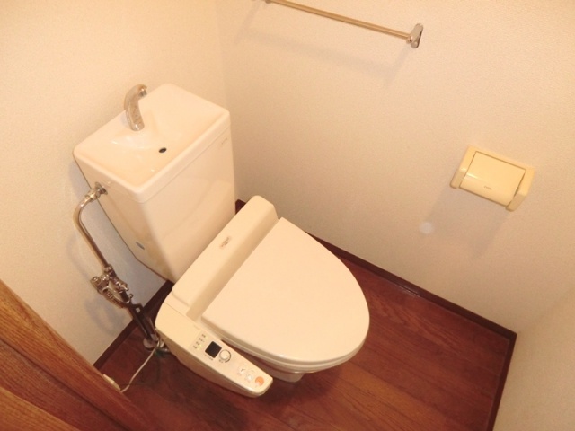 トイレ　温水洗浄便座付きのトイレです♪