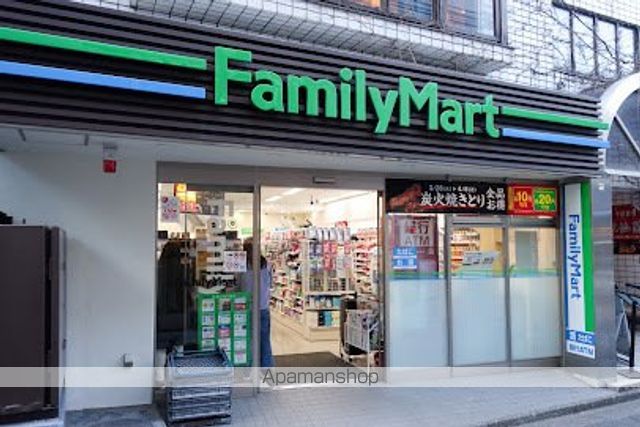 コンビニ　ファミリーマート南青山五丁目店（コンビニ）まで235m