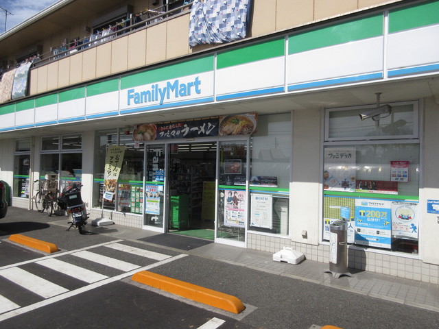 コンビニ　ファミリーマート（コンビニ）まで450m