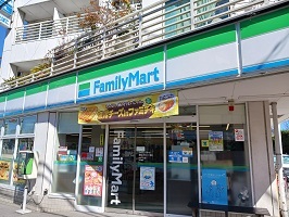 コンビニ　ファミリーマート（コンビニ）まで450m