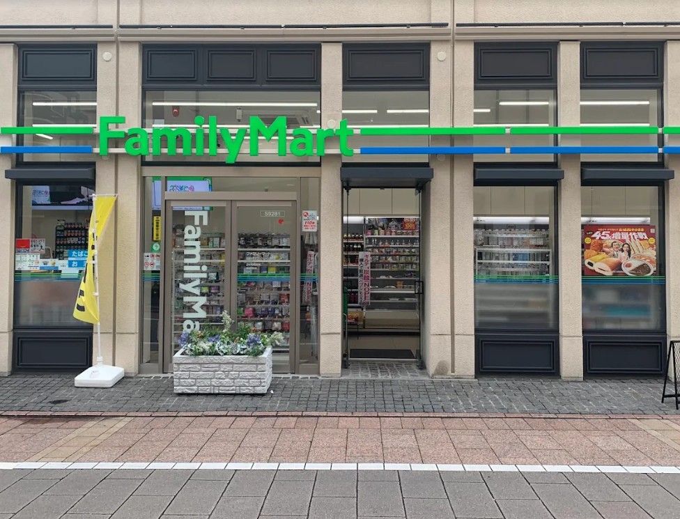 コンビニ　ファミリーマート自由が丘マリ・クレール通り店（コンビニ）まで382m