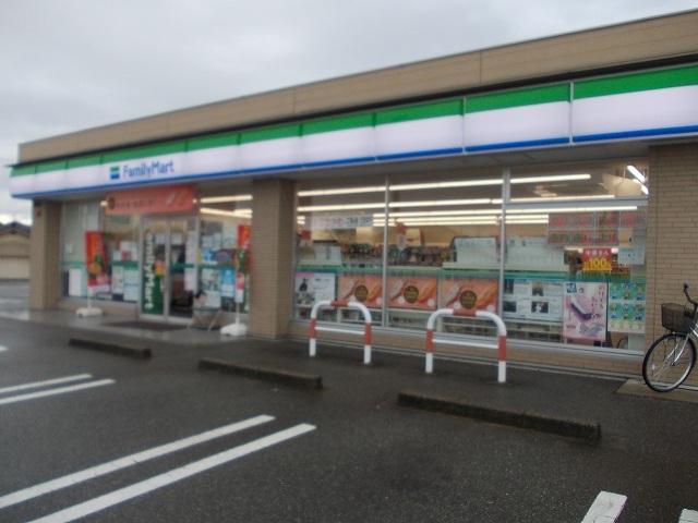 コンビニ　ファミリーマート（コンビニ）まで100m