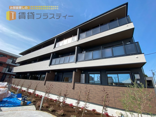 建物外観　ソリッドな外観と植栽の柔らかな感じがいい感じです