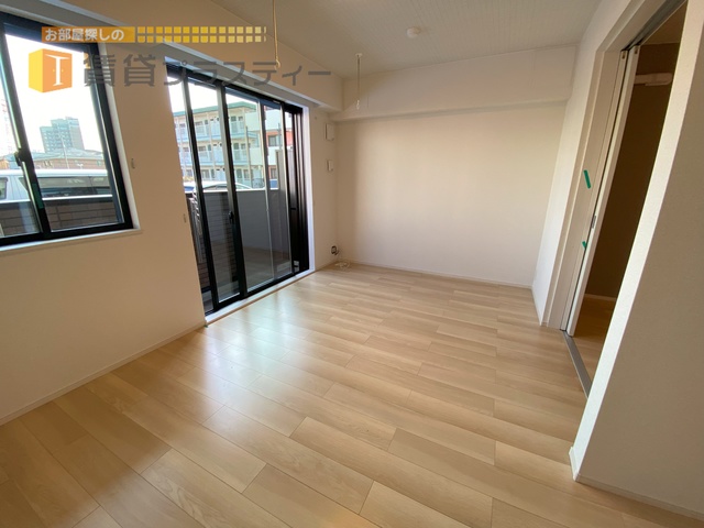 居室・リビング　前面開けていて明るいお部屋です