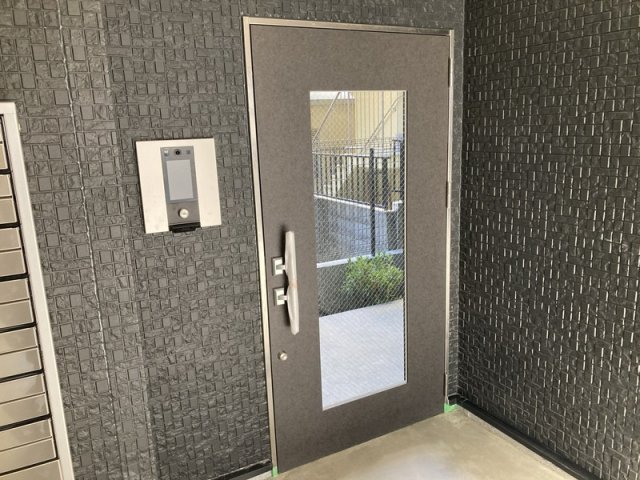 エントランス　落ち着いたエントランスです