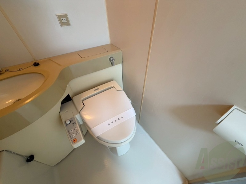 トイレ　ユニットバス内のトイレです。一人暮らしなら十分ですね。