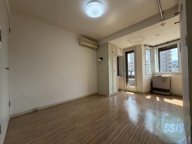 居室・リビング　木目のフローリングは落ち着きのある印象のお部屋になりますね。