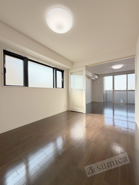 居室・リビング　窓も多く明るいお部屋です♪