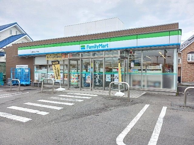 コンビニ　ファミリーマート月が丘三丁目店（コンビニ）まで350m