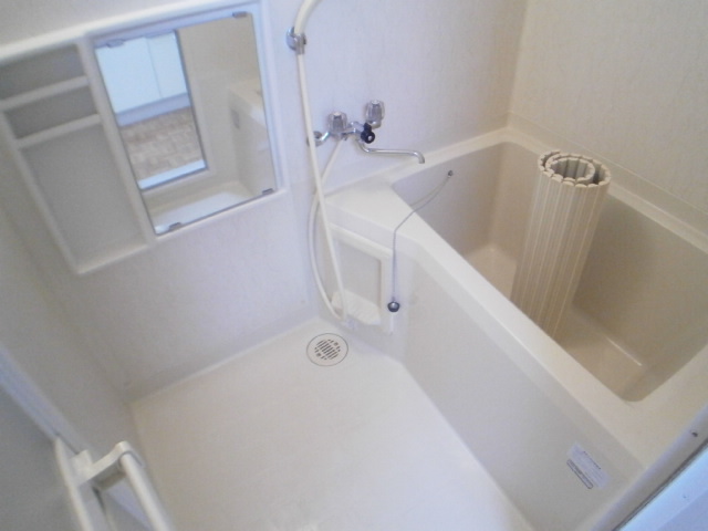 バス・シャワールーム　浴室にも小窓が付いています