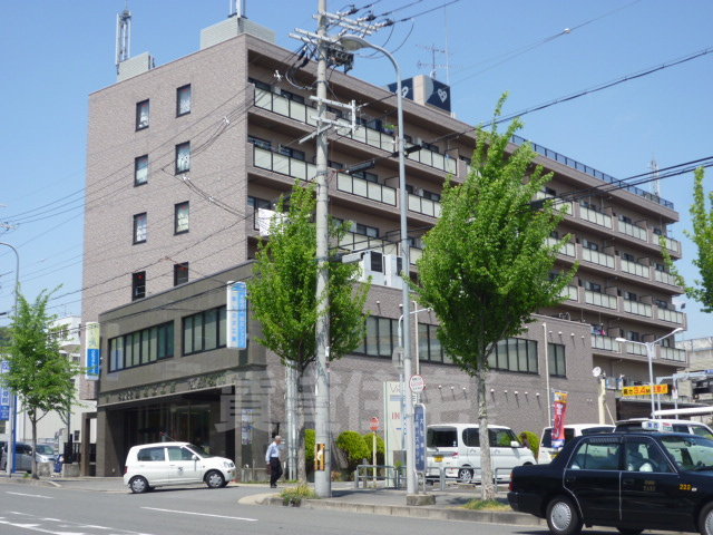 京都市山科区西野山射庭ノ上町のマンションの建物外観