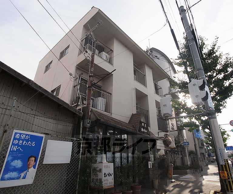 【京都市右京区山ノ内大町のマンションの建物外観】